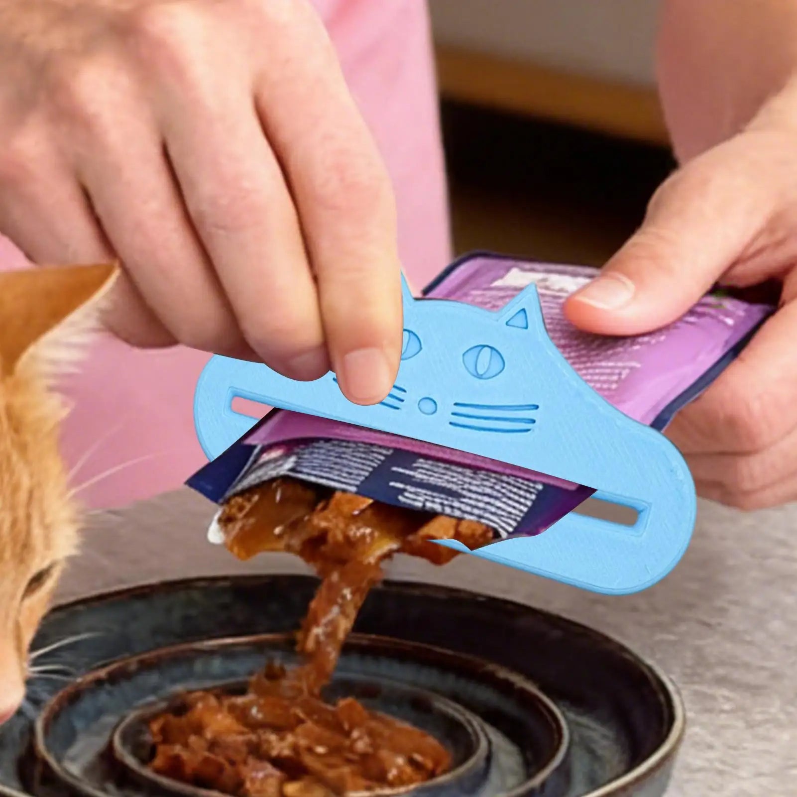 Cat Snack Squeeze Treat Dispenser — Mess-Free Cat Head Squeezer for Wet Food, Meat Sauce & Treat Bags