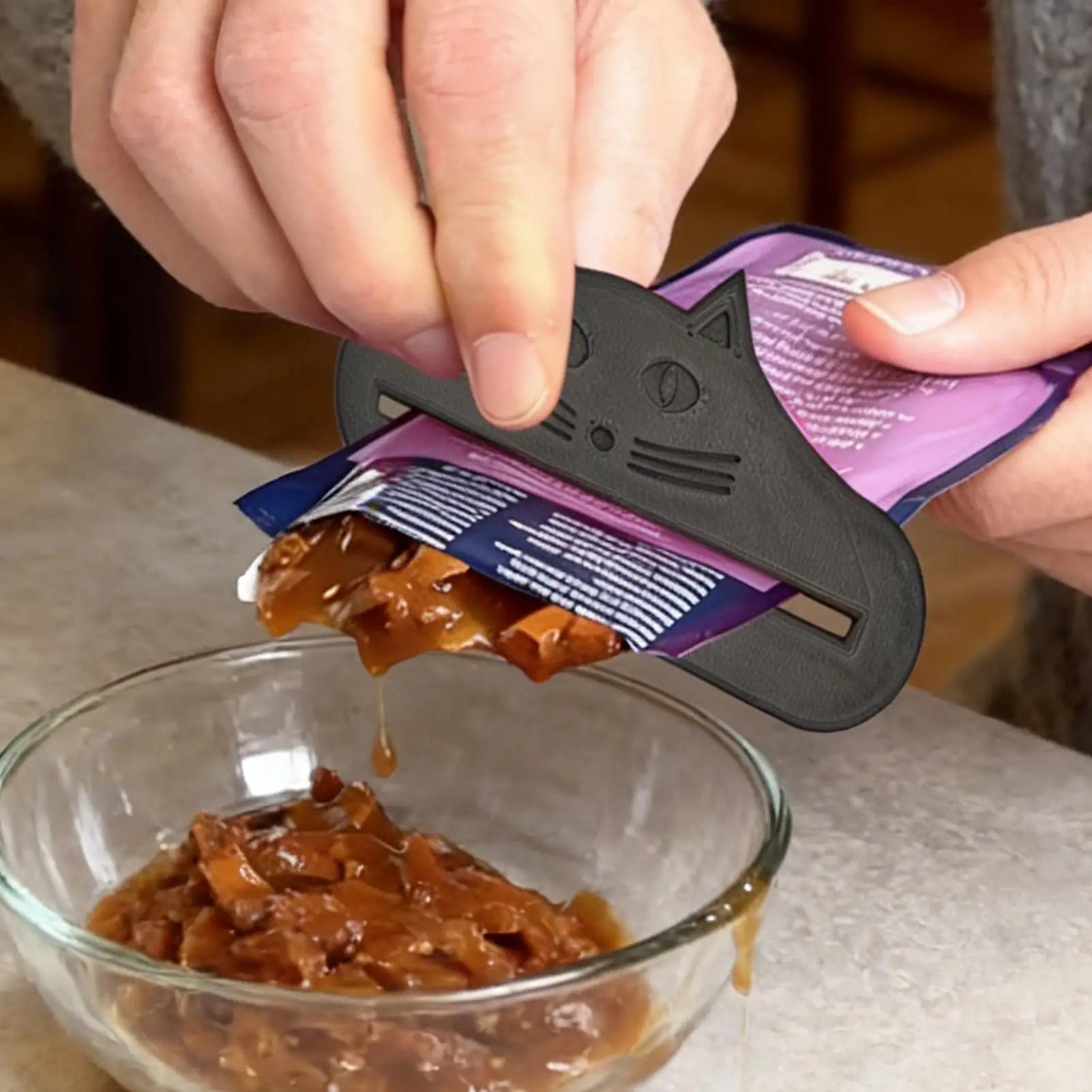 Cat Snack Squeeze Treat Dispenser — Mess-Free Cat Head Squeezer for Wet Food, Meat Sauce & Treat Bags