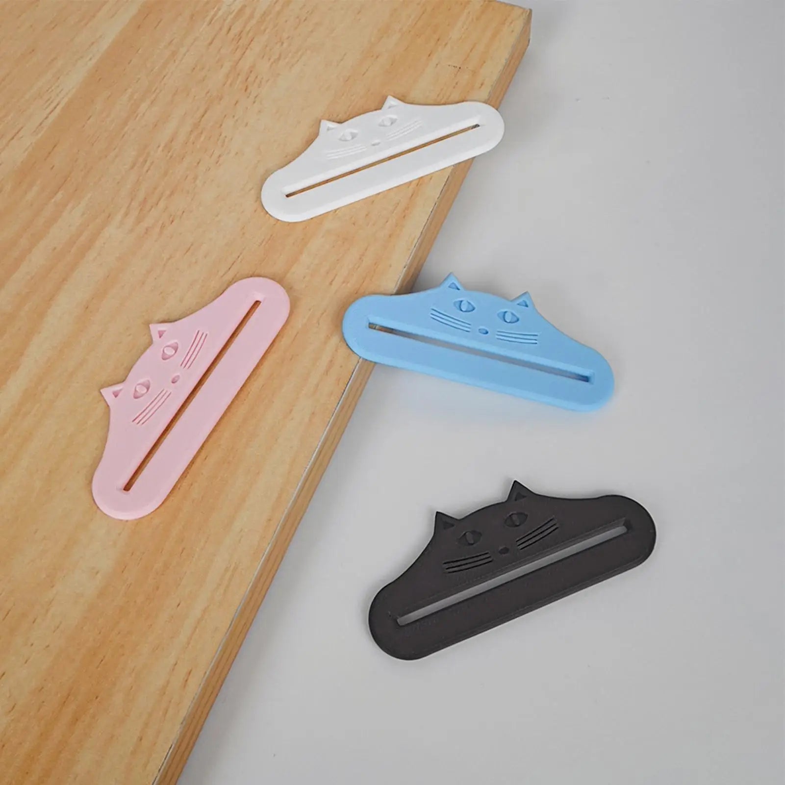 Cat Snack Squeeze Treat Dispenser — Mess-Free Cat Head Squeezer for Wet Food, Meat Sauce & Treat Bags